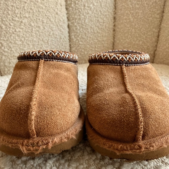 ✨ UGG Tasman Kids Slippers: Chestnut Suede, Size 10 (Good Used Condition) - Picture 3 of 5